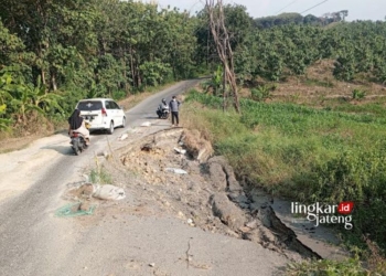 LONGSOR: Tampak pengguna jalan berhati-hati saat melintas di Jalan Tambakromo – Maitan turut Dukuh Watu Gemolong, Desa Larangan, Kecamatan Tambakromo, Kabupaten Pati pada Selasa, 14 Mei 2024. (Setyo Nugroho/Lingkarjateng.id)