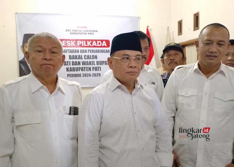 Sudewo saat mengambil formulir pendaftaran bacabup di DPC Partai Gerindra Pati