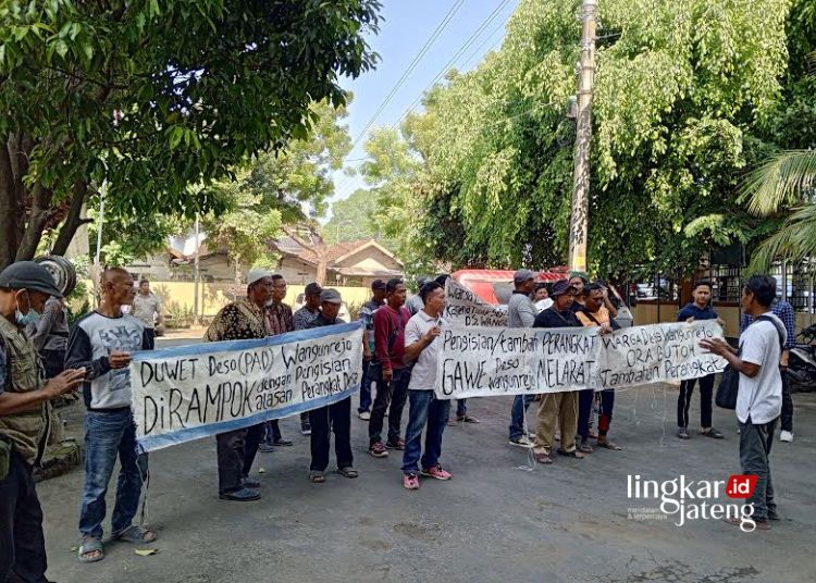 AKSI DAMAI: Warga Desa Wangunrejo, Kecamatan Margorejo, Kabupaten Pati menyampaikan tuntutan terkait pengisian perades di depan kantor Dispermades Kabupaten Pati, Senin, 27 Mei 2024. (Setyo Nugroho/Lingkarjateng.id)