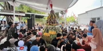 KHIDMAT: Warga Kelurahan Kalongan, Kecamatan Purwodadi, Kabupaten Grobogan doa bersama dalam rangka sedekah bumi di Punden Mbah Gunting pada Jumat, 24 Mei 2024 sore. (Eko Wicaksono/Lingkarjateng.id)