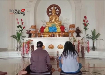 Umat Budha di Desa Jrahi, Kecamatan Gunungwungkal, Kabupaten Pati, membaca Paritta Suci pada momen Hari Raya Waisak, Kamis (23/5). (Setyo Nugroho/Lingkarjateng.id)