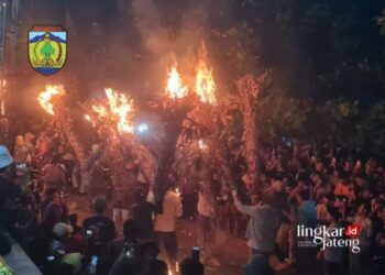 MERIAH: Atraksi perang obor di Desa Tegalsambi, Kecamatan Tahunan, Kabupaten Jepara pada Senin, 21 Mei 2024. (Muhammad Aminudin/Lingkarjateng.id)