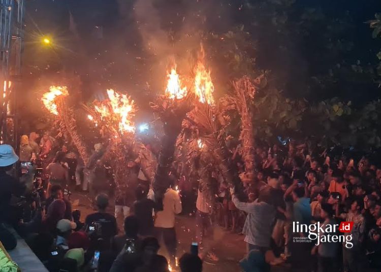 MERIAH: Atraksi perang obor di Desa Tegalsambi, Kecamatan Tahunan, Kabupaten Jepara pada Senin, 21 Mei 2024. (Muhammad Aminudin/Lingkarjateng.id)