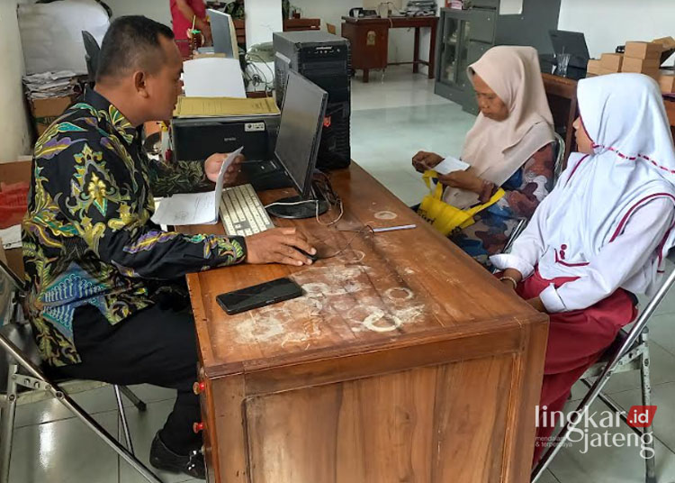 Urus Administrasi Kependudukan, 164 Desa di Kendal Sudah Terapkan “Pak Kades Mantab” 25 Warga sedang mengurus administrasi kependudukan di Baladesa Weleri, Kendal. (Arvian Maulana/Lingkarjateng.id)
