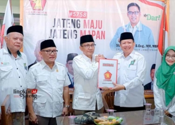 MENDAFTAR : Wakil Bupati Grobogan Bambang Pujiyanto melakukan pengambilan formulir pendaftaran ke partai Gerindra. (Eko Wicaksono/Lingkarjateng.id)