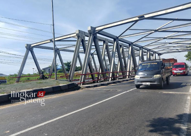 LANCAR: Sejumlah kendaraan melintas di Jembatan Babon tepatnya berada di Jalan Semarang-Demak, Senin 6 Mei 2024. (Rizky Syahrul Al-Fath/Lingkarjateng.id)