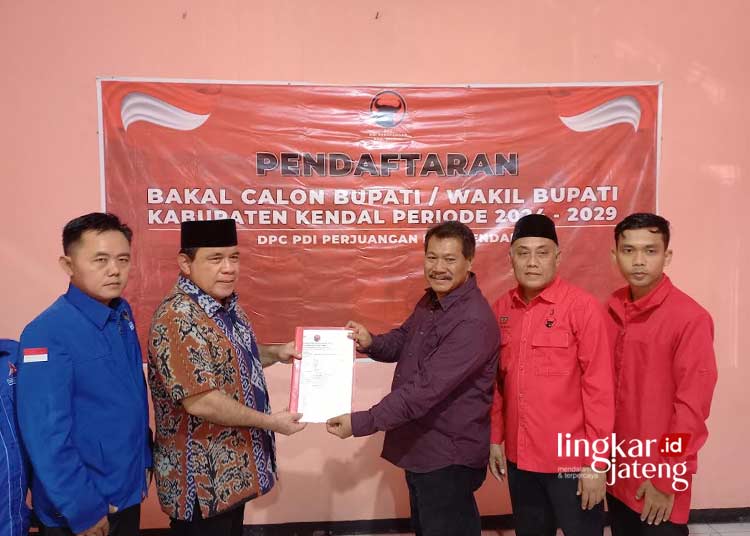 SIMBOLIS: Ketua DPC PDI Perjuangan Kendal, Akhmat Suyuti, menyerahkan berkas pendaftaran bakal calon bupati Kendal kepada Ketua DPC Partai Demokrat Kendal, Windu Suko Basuki, pada Jumat, 3 Mei 2024. (Arvian Maulana/Lingkarjateng.id)