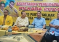 DUDUK BERSAMA: CEO PSIS Kota Semarang, Yoyok Sukawi (dua dari kanan) saat mendatangi Kantor DPD Partai Golkar untuk melakukan pendaftaran Pilwalkot Semarang 2024, Selasa (14/05) malam. (Rizky Syahrul/Lingkarjateng.id)