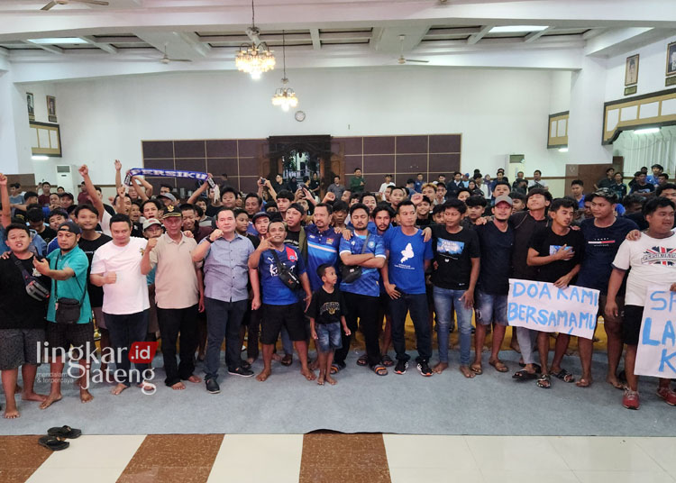 ANTUSIAS: Ketua DPRD Kabupaten Kudus Masan bersama masyarakat saat menyaksikan pertandingan Persiku melawan Tornado FC di Aula Gedung DPRD Kabupaten Kudus, Kamis sore, 30 Mei 2024. (Nisa Hafizhotus Syarifa/Lingkarjateng.id)