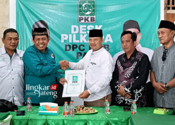 SIAP PEGANG AMANAH: Camat Dukuhseti Agus Sunarko resmi melamar jadi bakal calon bupati ke DPC PKB Pati, Senin (20/5). (Nailin RA/Lingkarjateng.id)