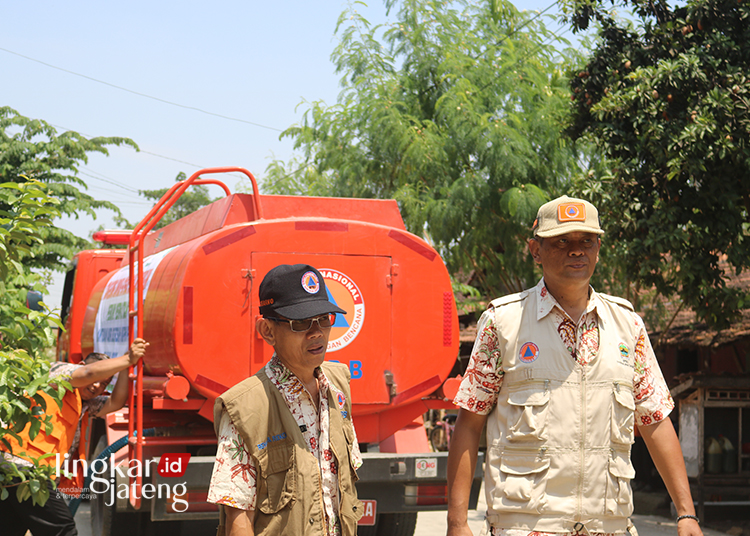 Kepala Badan Penanggulangan Bencana (BPBD) Kabupaten Pati Martinus Budi Prasetya saat menyalurkan bantuan air bersih di Desa Mantingan, Kecamatan Jaken pada 19 September 2023 lalu. (Setyo Nugroho/Lingkarjateng.id)