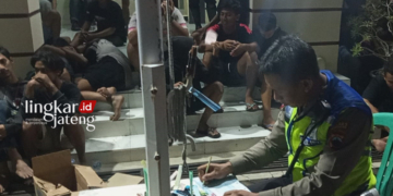 CATAT: Puluhan pemuda dicatat dan didata guna mendapatkan pembinaan dari polisi. (Dok Polres Grobogan/Lingkarjateng.id)