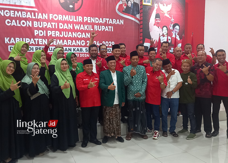 PENUH ISYARAT : Wakil Bupati Semarang, Basari secara resmi telah mengembalikan formulir pendaftaran calon Wakil Bupati Semarang melalui DPC PDI Kabupaten Semarang, Selasa (21/5) malam. Ia  disambut langsung oleh Bupati Semarang Ngesti Nugraha sekaligus Ketua DPC PDIP Kabupaten Semarang, dan bakal calon bupati di Pilkada 2024 ini. (Hesty Imaniar/Lingkarjateng.id)