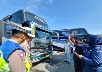 Petugas saat melakukan pemeriksaan kelaikan bus wisata yang ada di Terminal Kadilangu, Sabtu (18/5). (M. Burhan A/Lingkarjateng.id)