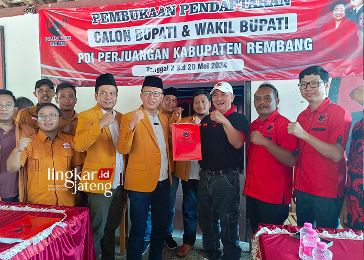 Makin Panas, Ketua DPC Hanura Rembang Lamar PPP dan PDIP 25 Ketua DPC Hanura Nur Hasan mendaftarkan sebagai calon Bupati dan wakil Bupati Kabupaten Rembang melalui PPP dan PDIP. (Vicky Rio/Lingkarjateng.id)