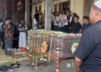 BERDUKA : Peti jenazah Kapten Pulu Darmawan, pilot pesawat latih PK-IFP yang jatuh di Kawasan BSD Serpong, Tangerang Selatan, Minggu (19/5), hendak disemayamkan di TPU Dusun Jetak, Desa Duren, Kecamatan Bandungan, Kabupaten Semarang, Senin (20/5). (Hesty Imaniar/Lingkarjateng.id)