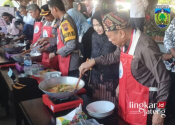 MESRA: PJ Bupati Jepara Edy Supriyanta sedang memasak Pindang Srani bersama Istri di Pendopo RA Kartini Jepara (26/4).