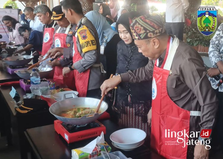 MESRA: PJ Bupati Jepara Edy Supriyanta sedang memasak Pindang Srani bersama Istri di Pendopo RA Kartini Jepara (26/4).