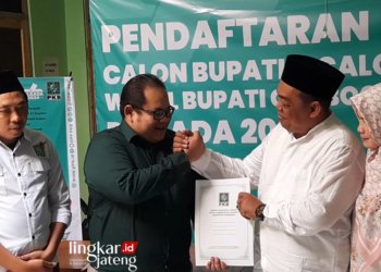 RESMI : Setyohadi saat menerima berkas pendaftaran dari DPC PKB Kabupaten Grobogan, Senin (20/5) siang. (Eko Wicaksono/Lingkarjateng.id)