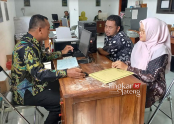 Mudah dan Hemat Waktu, Warga Kendal Terbantu Program Pengurusan Adminduk “Pak Kades Mantab” 25 PELAYANAN: Kasi Pelayanan Desa Weleri nampak sedang melayani Kepengurusan Administrasi Kependudukan warga desa, Selasa 21 Mei 2024. (Arvian Maulana/Lingkarjateng.id)