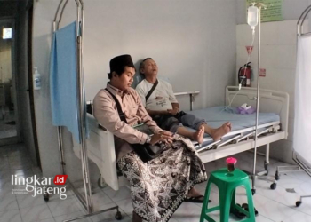 PERAWATAN: Korban keracunan massal saat mendapatkan perawatan di salah satu rumah sakit di Kabupaten Kudus, Selasa (14/5). (Nisa Hafizhotus/Lingkarjateng.id)