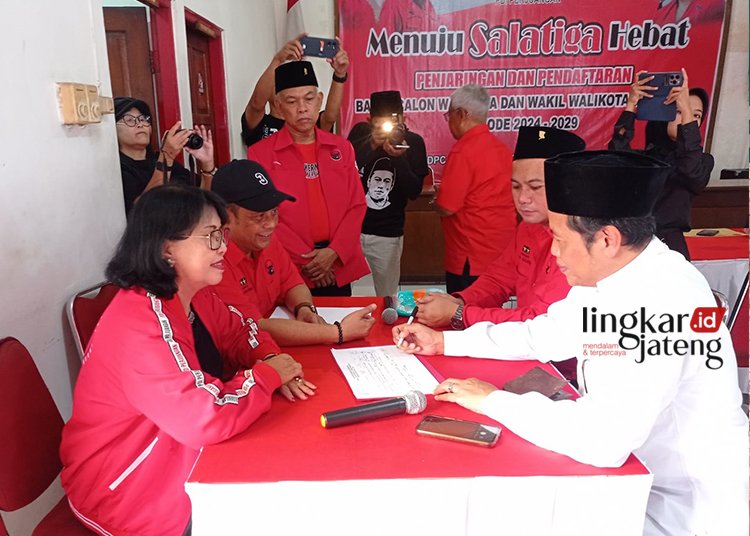 Ketua MUI Salatiga Agus Suaidi (samping kanan baju putih) saat mengambil formulir dapat bakal calon wali kota dan wakil wali kota di Kantor DPC PDIP Salatiga, beberapa waktu lalu. (DOK. Pribadi/Lingkarjateng.id)