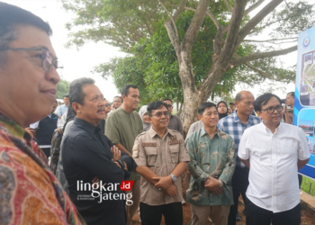 KUNJUNGAN: Menteri KKP, Sakti Wahyu Trenggono (Baju Hitam), bersama dengan Sekretaris Daerah Kota Pekalongan, Nur Priyantomo(Baju Coklat), dan beberapa pejabat lainnya meninjau lokasi pembangunan Kalamo di Kecamatan Pekalongan Timur, Sabtu (25/5). (Kominfo Kota Pekalongan/Lingkarjateng.id)
