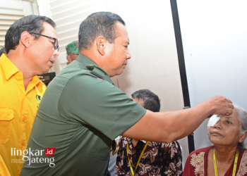 Kodam IV/Diponegoro melakukan bakti sosial (Baksos) membantu masyarakat pra-sejahtera untuk melakukan operasi katarak, Jumat (24/5). (Pendam IV/Diponegoro/Lingkarjateng.id)