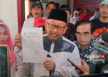 DAFTAR PILWALKOT : Mantan Pj Wali Kota Salatiga Sinoeng N Rachmadi menyerahkan berkas pendaftaran bakal calon wali kota di Kantor DPC PDIP Kota Salatiga, Sabtu (18/5). (Angga Rosa/Lingkarjateng.id)