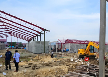 PROGRES : Kondisi Pembangunan pasar Glendoh baru yang berada di Jalan Gajah Mada Purwodadi. (Eko Wicaksono/Lingkarjateng.id)