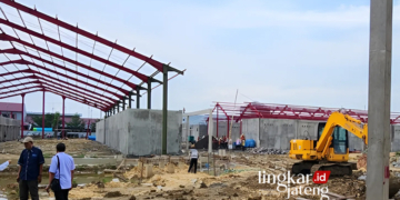 PROGRES : Kondisi Pembangunan pasar Glendoh baru yang berada di Jalan Gajah Mada Purwodadi. (Eko Wicaksono/Lingkarjateng.id)