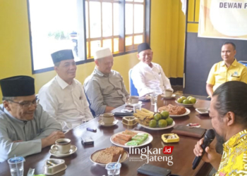 MENCALONKAN : Ketua PCNU Kabupaten Semarang, Ahmad Fauzan resmi daftar sebagai bakal calon Bupati Semarang pada Pilkada 2024 melalui lima partai politik sekaligus, diantaranya adalah Partai Golkar, Senin (20/5). (Hesty Imaniar/Lingkarjateng.id)