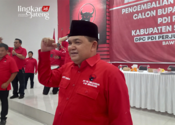 OPTIMIS : Bupati Semarang sekaligus Ketua Dewan Pimpinan Cabang (DPC) PDIP Kabupaten Semarang, Ngesti Nugraha resmi menyerahkan kembali formulir pendaftaran bakal calon bupati pada Pilkada 2024 di Kabupaten Semarang beserta persyaratan lainnya ke DPC PDIP Kabupaten Semarang, Selasa (21/5) petang. (Hesty Imaniar/Lingkarjateng.id)
