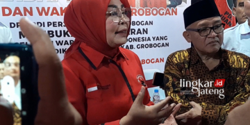 DOORSTOP : Ketua DPC PDIP Grobogan Sri Sumarni saat di wawancarai para wartawan . (Eko Wicaksono/Lingkarjateng.id)