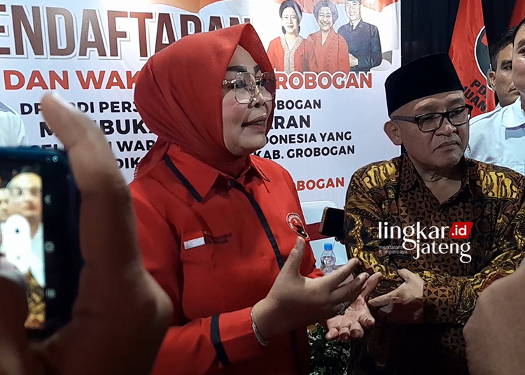 DOORSTOP : Ketua DPC PDIP Grobogan Sri Sumarni saat di wawancarai para wartawan . (Eko Wicaksono/Lingkarjateng.id)