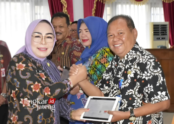 SIMBOLIS : Bupati Grobogan Sri Sumarni memberikan SK Pensiun PNS dengan tanda tangan elektronik, di gedung Riptaloka Setda Grobogan. (Dok. Pemkab Grobogan/Lingkarjateng.id)