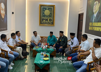 RAMAH: DPC PKB Kudus saat menerima berkas pendaftaran penjaringan Pilkada 2024 dari salah satu kandidat di kantor sekretariatnya, Kamis (16/5). (Nisa Hafizhotus Syarifa/Lingkarjateng.id)