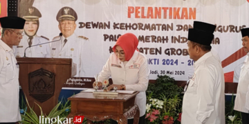 KHIDMAT : Bupati Grobogan melakukan pelantikan pengurus beserta dewan kehormatan PMI Grobogan masa kerja 2024-2029. (Eko Wicaksono/Lingkarjateng.id)