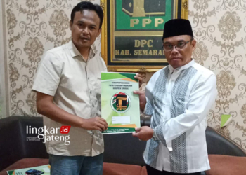 Ketua DPC PPP Kabupaten Semarang, Nurul Huda saat resmi mendaftar sebagai bakal calon Bupati Semarang (cabup) pada helatan Pilkada 2024 melalui partainya sendiri, yakni DPC PPP Kabupaten Semarang. (IST DPC PPP Kabupaten Semarang/Lingkarjateng.id)