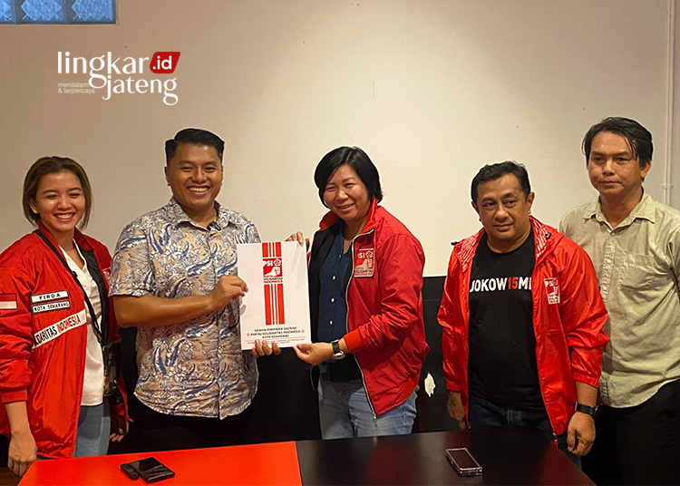 Ade Bhakti melakukan pengambilan formulir Pilkada 2024 ke DPD PSI Kota Semarang pada Sabtu  (18/5) malam. (Rizky Syahrul Al-Fath/Lingkarjateng.id)