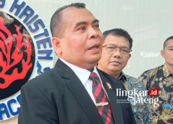 Wakil Menteri Desa, Pembangunan Daerah Tertinggal dan Transmigrasi Paiman Raharjo (dua dari kiri) bersama Rektor UKSW  Intiyas Utami saat diwawancarai awak media di Salatiga, Selasa (16/5). (Angga Rosa/Lingkarjateng.id)