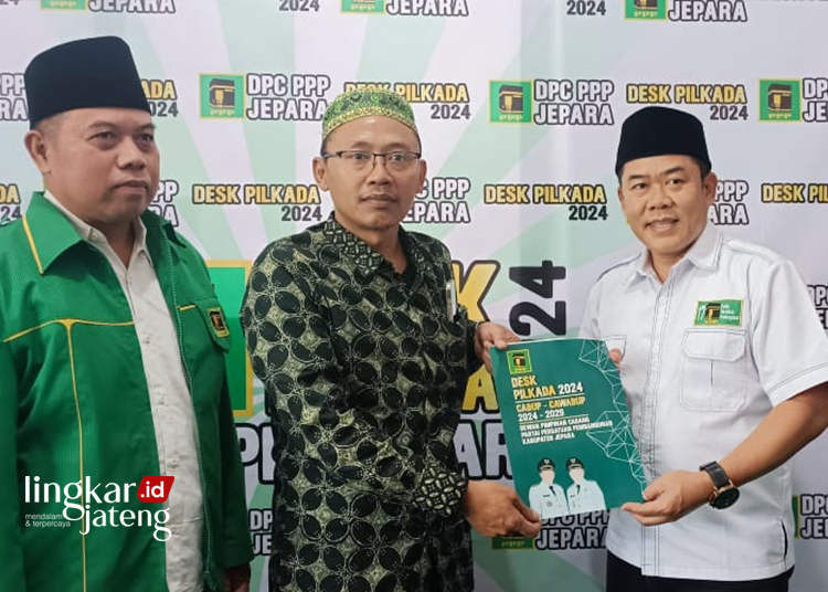 Ketua SGN Jepara Pinang PPP Calonkan Diri sebagai Bupati 25 SIMBOLIS: Ketua Santri Gayeng Nusantara (SGN) Kabupaten Jepara sekaligus Bendahara SGN Jawa Tengah Fathurrohman saat mengambil dan mengembalikan formulir pendaftaran di DPC PPP Jepara, Senin (27/5). (Tomi Budianto/Lingkarjateng.id)