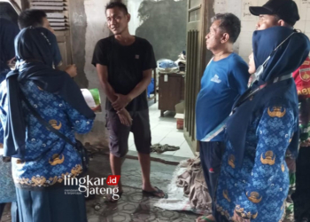SIDAK: Petugas Kelurahan Buaran Kradenan mengajak Ketua RW, Babinsa, dan Bhabinkamtibmas setempat, untuk bersama-sama melakukan sidak, kepada  industri yang membuang limbah sembarangan. Bertempat di home industry jeans wash di Jalan Pelita 2, Pekalongan Selatan, Senin (20/5). (Kominfo Kota Pekalongan/Lingkarjateng.id)