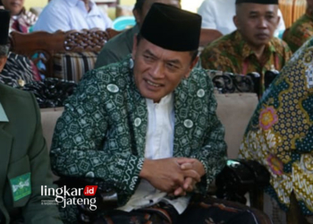 KONFIRMASI : Wakil Bupati Semarang, H Basari saat hadir di acara Konferensi Wakil Cabang Nahdlatul Ulama di Kecamatan Jambu, Selasa (14/5). Basari memberikan konfirmasi soal pendaftaran dirinya sebagai bakal calon Bupati Semarang secara online melalui PKB Kabupaten Semarang di Pilbup 2024. (Hesty Imaniar/Lingkarjateng)