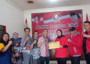 FOTO BERSAMA : Bakal calon wali kota Salatiga Dandan Febri Herdiana menyerahkan formulir pendaftaran kepada Tim Penjaringan dan Pendaftaran di Kantor DPC PDIP Salatiga, Kamis (16/5). (Angga Rosa/Lingkarjateng.id)