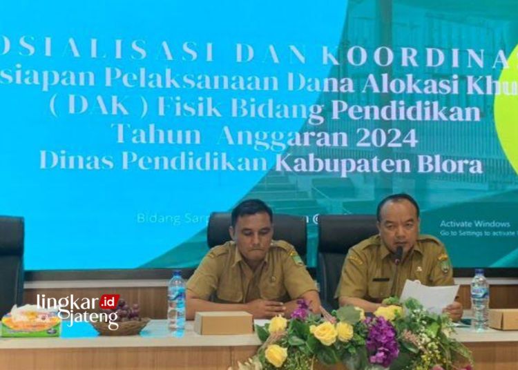 Kepala Dinas Pendidikan Kabupaten Blora, Sunaryo, saat memberikan arahan kepada pihak sekolah yang mendapatkan bantuan pembangunan fisik. (Disdik Blora/Lingkarjateng.id)