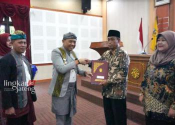 Penyerahan SK Pensiunan kepada salah satu ASN oleh PJ Bupati Jepara Edy Supriyanta di Gedung Shima Kompleks Setda Jepara pada Senin, 3 Juni 2024. (Muhammad Aminudin/Lingkarjateng.id)