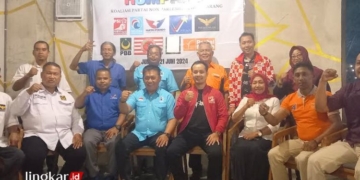 DEKLARASI: Delapan partai nonparlemen di Kabupaten Semarang deklarasi perhimpunan partai untuk konsolidasi menyambut Pilkada 2024, Jumat, 21 Juni 2024 malam. (Hesty Imaniar/Lingkarjateng.id)