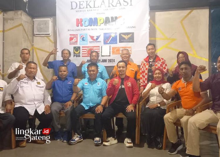 DEKLARASI: Delapan partai nonparlemen di Kabupaten Semarang deklarasi perhimpunan partai untuk konsolidasi menyambut Pilkada 2024, Jumat, 21 Juni 2024 malam. (Hesty Imaniar/Lingkarjateng.id)