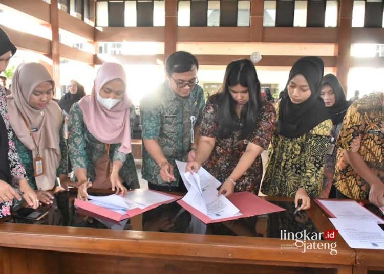 Sejumlah pegawai Pemkot Salatiga menandatangani pakta integritas netralitas ASN dalam kontestasi Pilwalkot di Pendapa Pakuwon pada Rabu, 19 Juni 2024. (Prokompim Setda Salatiga/Lingkarjateng.id)